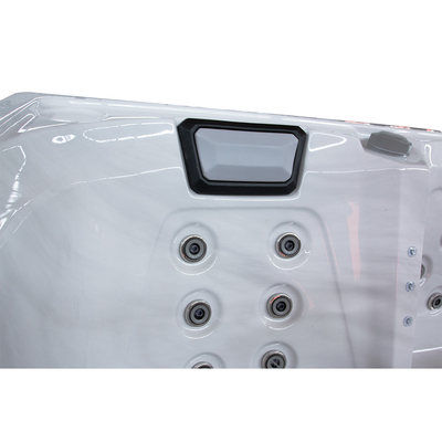 Un jacuzzi acrílico rectangular de 8 personas con capacidad de 600 galones con 73 jets y 16 jets de aire