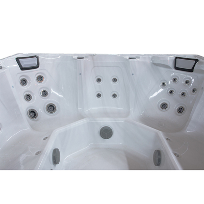 Un jacuzzi acrílico rectangular de 8 personas con capacidad de 600 galones con 73 jets y 16 jets de aire