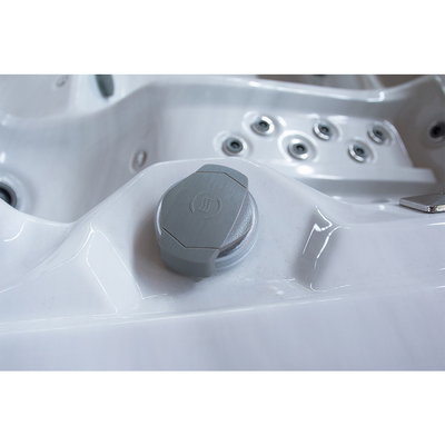Un jacuzzi acrílico rectangular de 8 personas con capacidad de 600 galones con 73 jets y 16 jets de aire