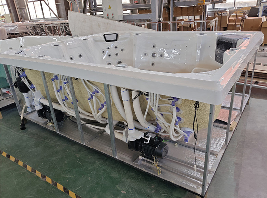Un jacuzzi acrílico rectangular de 8 personas con capacidad de 600 galones con 73 jets y 16 jets de aire