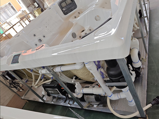 Un jacuzzi acrílico rectangular de 8 personas con capacidad de 600 galones con 73 jets y 16 jets de aire